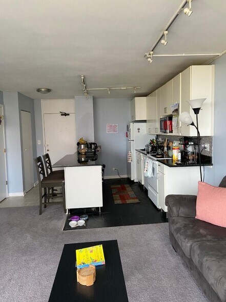 Building Photo - 5455 N Sheridan Rd