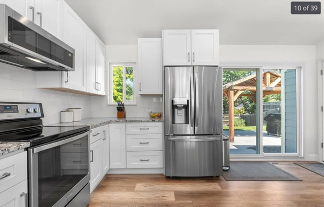 Building Photo - 6604 S Dahlia Cir