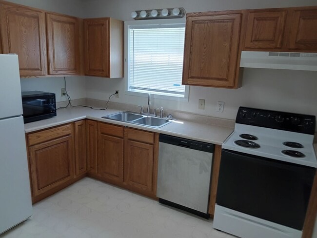 Building Photo - 2 Bedroom / 2 Bath Duplex Gray, TN 37615