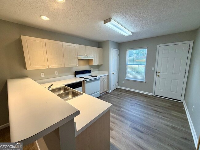 Building Photo - 15 Lakeside Cir