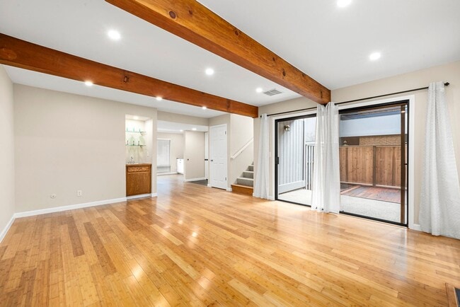 Building Photo - Beautiful 3-bedroom, 3-bathroom townhome  ...