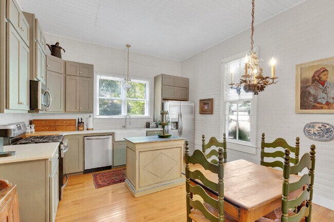 Building Photo - Beautiful Furnished 3 Bedroom Home in Historic District