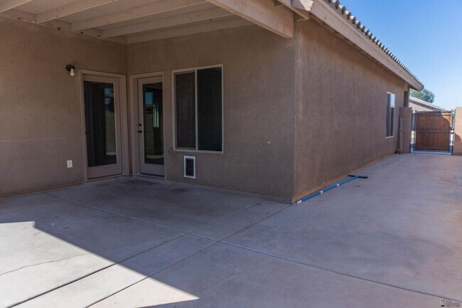 Building Photo - 2549 S 42nd Ave