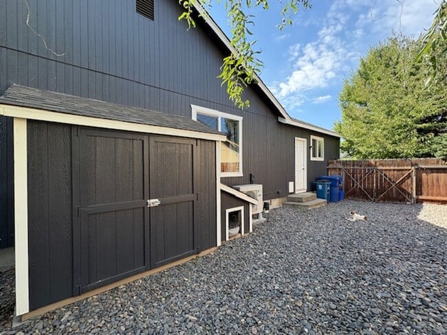 Building Photo - Single level home located in Redmond!  RV ...