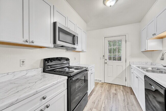 Building Photo - $2,495 - 3 Bed, 2 Bath Home in Aurora with...