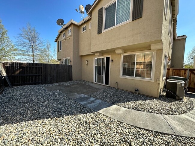 Building Photo - Beautiful 3 Bedroom Lincoln Condo!