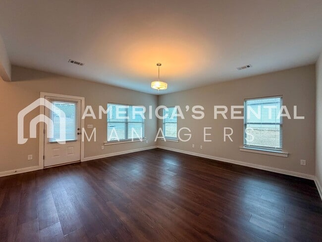 Building Photo - Modern Living in Brookwood!