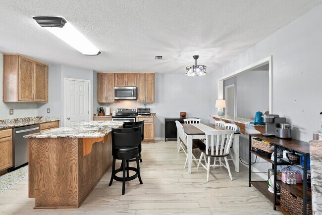 Building Photo - "Charming Pet Friendly 4-Bed Oasis in South Crestview with $500.00 Off First Full Months Rent!"