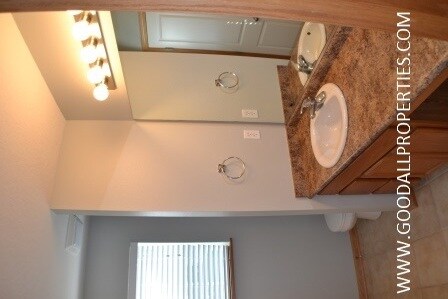 Building Photo - 3 Bedroom, 2 1/2 Bath Townhome in Urbandale