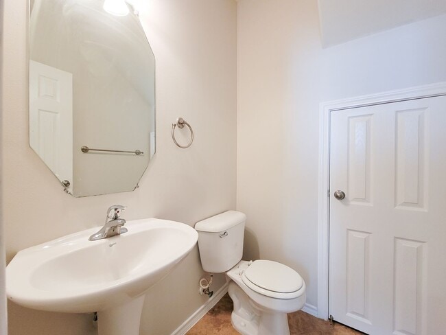 Building Photo - BEAUTIFUL 3 BEDROOM 2 BATH TOWNHOME THAAT ...