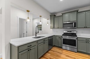 Building Photo - 606 Cromwell Ave