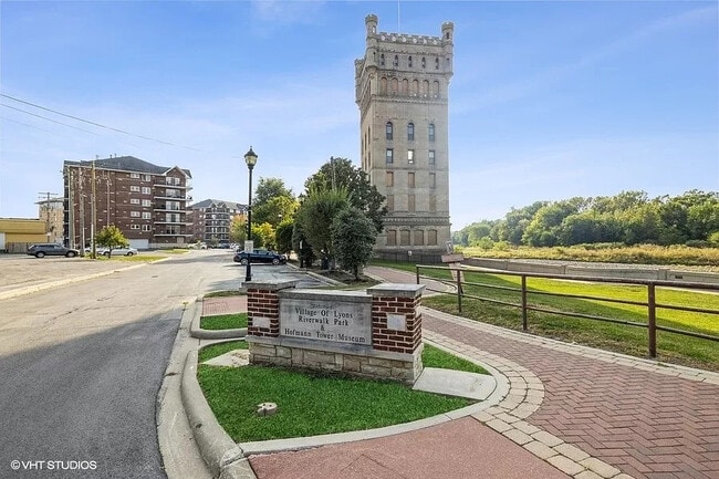 Building Photo - 8010 Riverwalk Dr