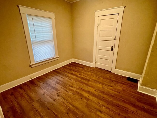 Building Photo - 919 S Douglas Ave