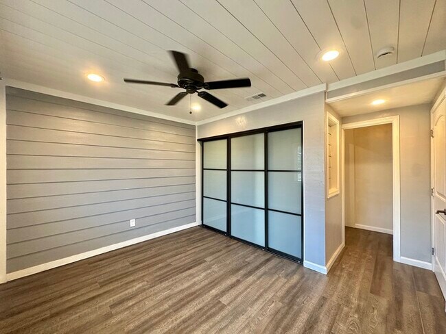 Building Photo - Beautifully Renovated Stand Alone Home Fea...