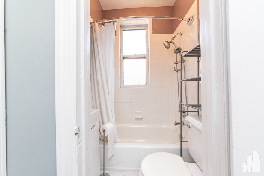 Building Photo - 450 W Surf St