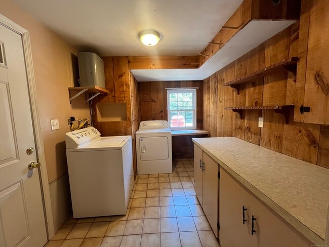Building Photo - 1 Silvermine Manor