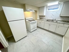 Building Photo - 1 Bedroom Apartment Downtown w/ Bonus Room - Utilities Included!