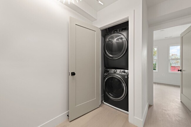 Building Photo - DC1026