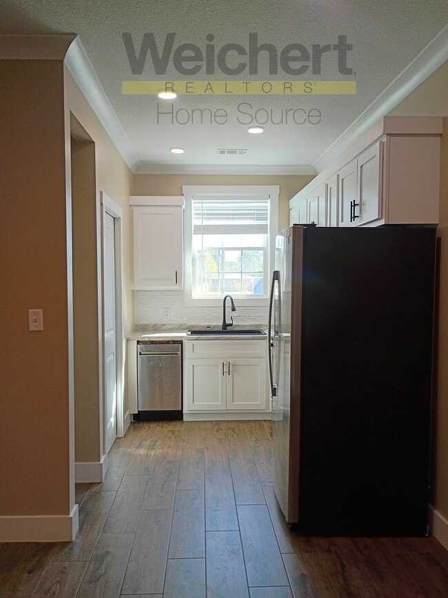 Building Photo - Walkable Downtown Apartment with Washer & Dryer