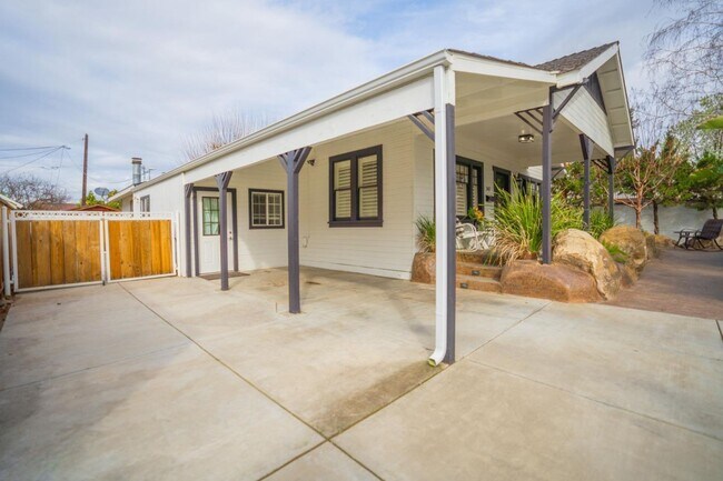 Building Photo - Beautiful Southside Los Banos Rental