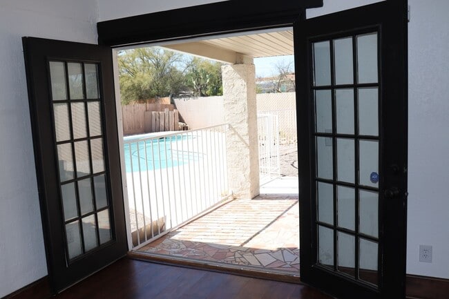 Building Photo - 5 Bedroom, 2 Bathroom