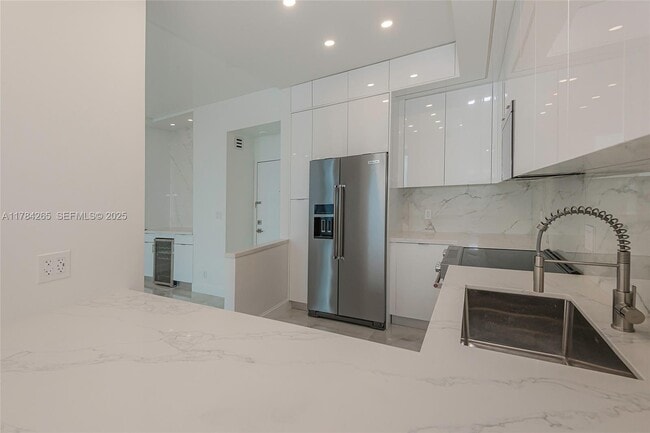 Building Photo - 100 Bayview Dr