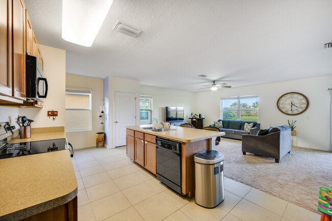 Building Photo - 10530 Whispering Hammock Dr