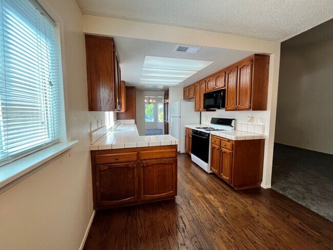 Building Photo - Single-story in Van Nuys w/3+2, bonus room...