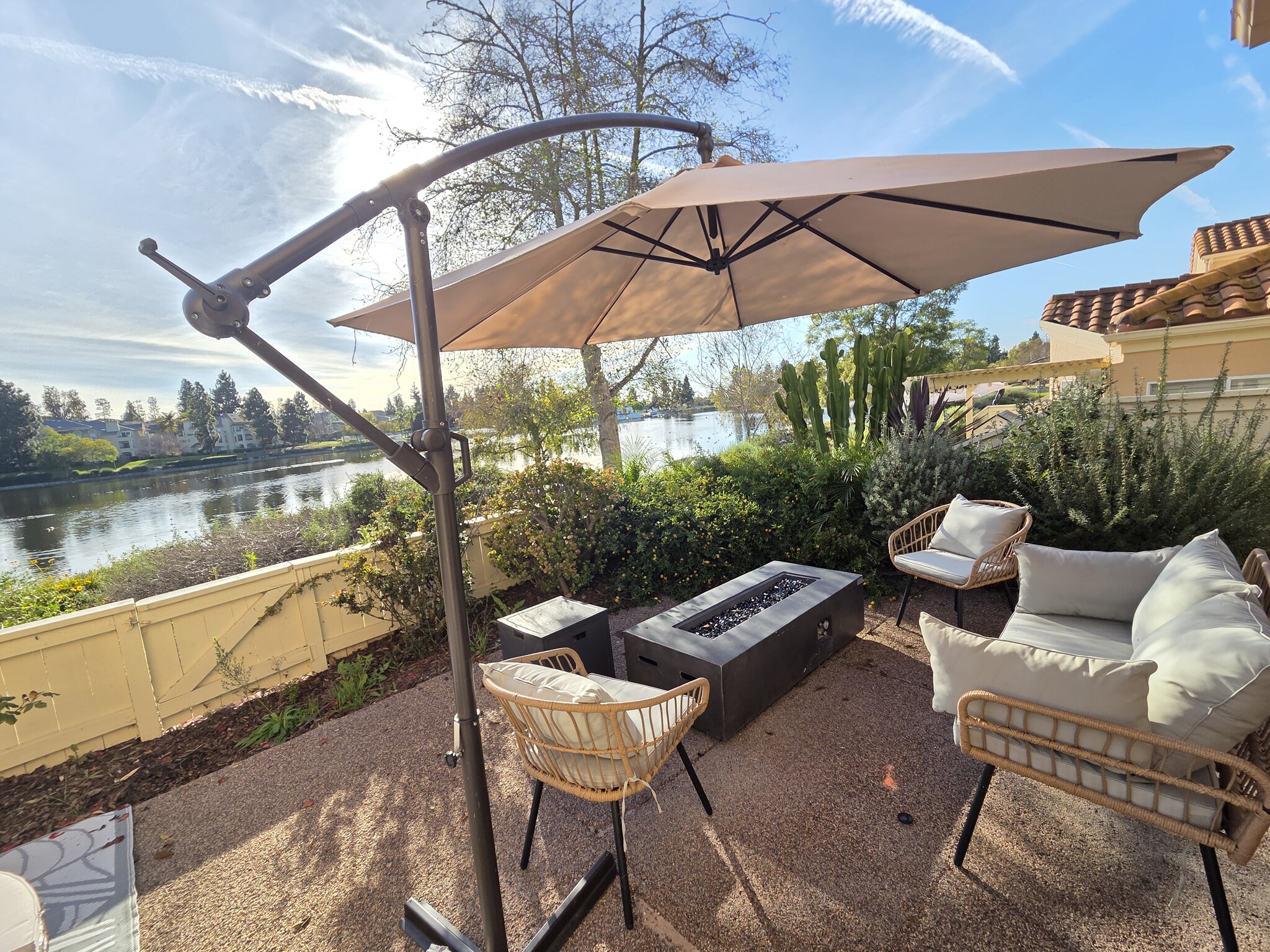 Building Photo - 740 Edgewater Dr