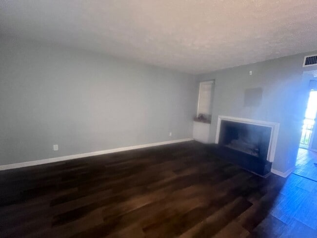 Building Photo - Great Location