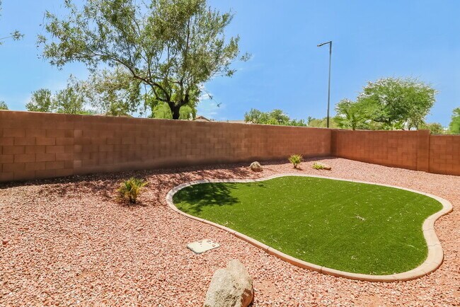 Building Photo - 15881 W Latham St