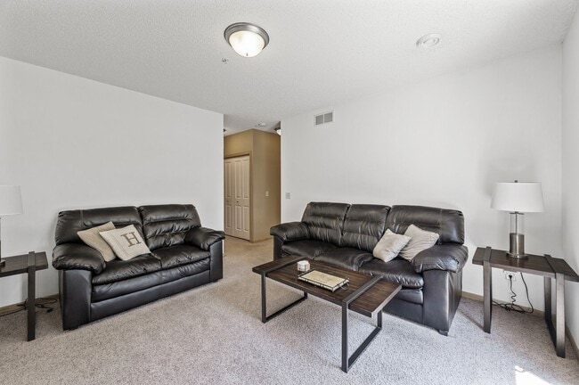 Building Photo - Spacious 3-Bedroom Townhome in Prime Savage/Prior Lake Location