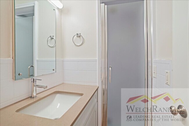 Building Photo - Beautifully Updated Single Family Home in ...