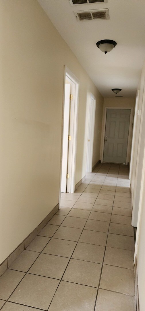 Building Photo - 1 S Cagwin Ave