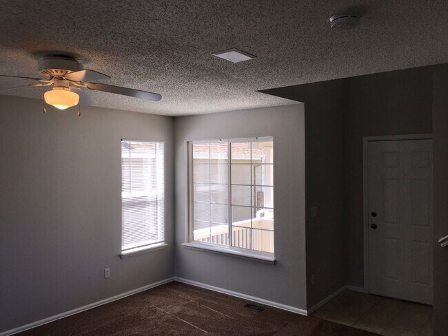 Building Photo - Spacious 4 Bedroom Home