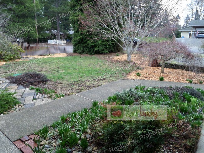 Building Photo - RARE FIND! Adorable 3-Bedroom Mid-Century Home in Great Des Moines Location!!