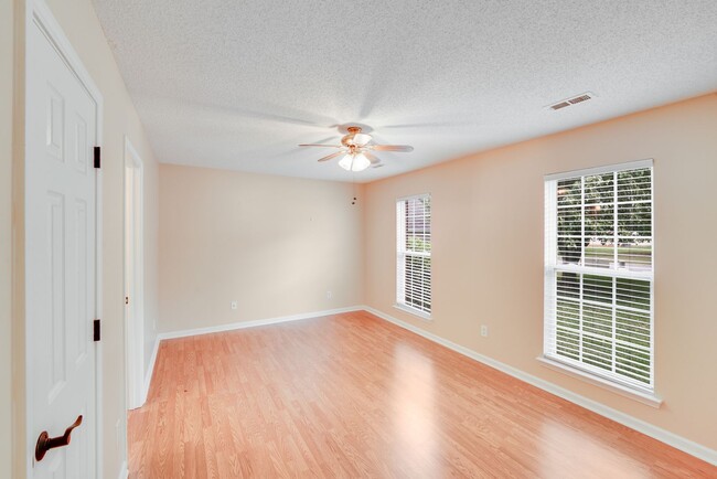 Building Photo - Comfort Meets Function in This 3BR/2BA Ced...