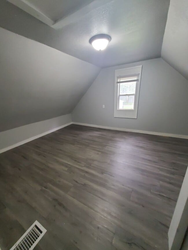 Building Photo - 2 bedroom / 1 bath 1.5 story home in Rock ...