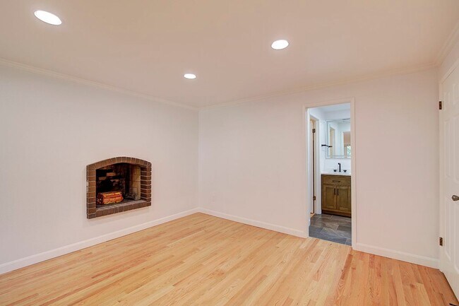 Building Photo - 4Bd/2.5Ba Mercer Island House