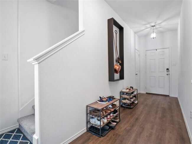 Building Photo - 109 Comet Dr