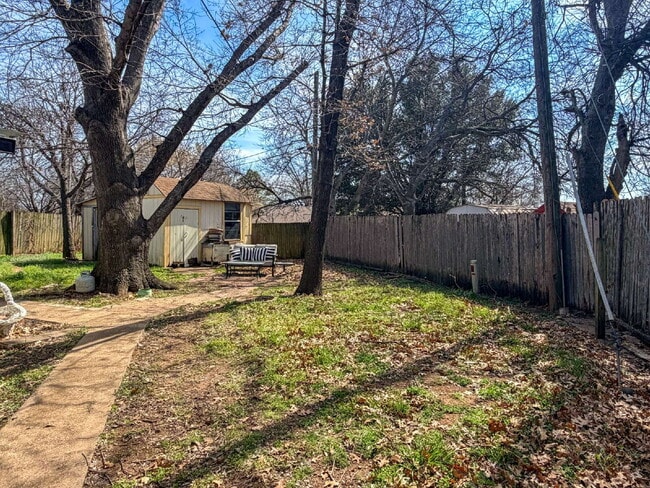 Building Photo - 3-Bedroom Home with 2 Full Baths in Crowley!