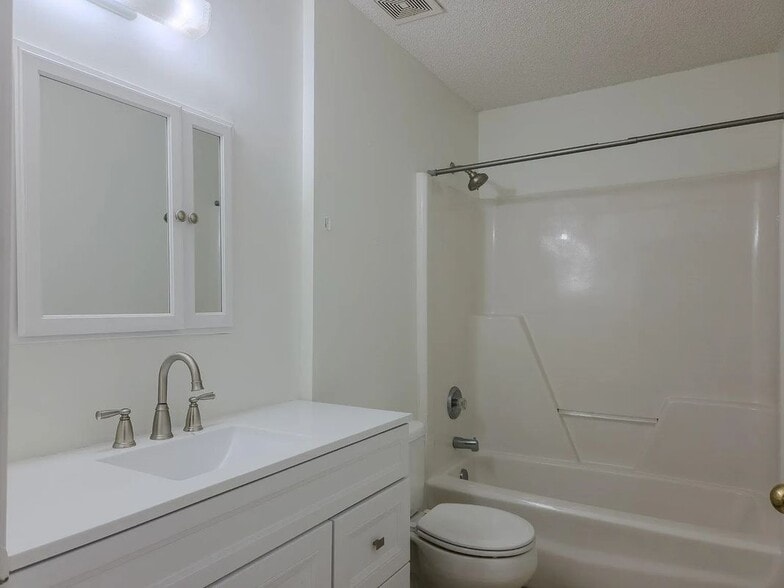 Building Photo - 2708 Oak Park Ct