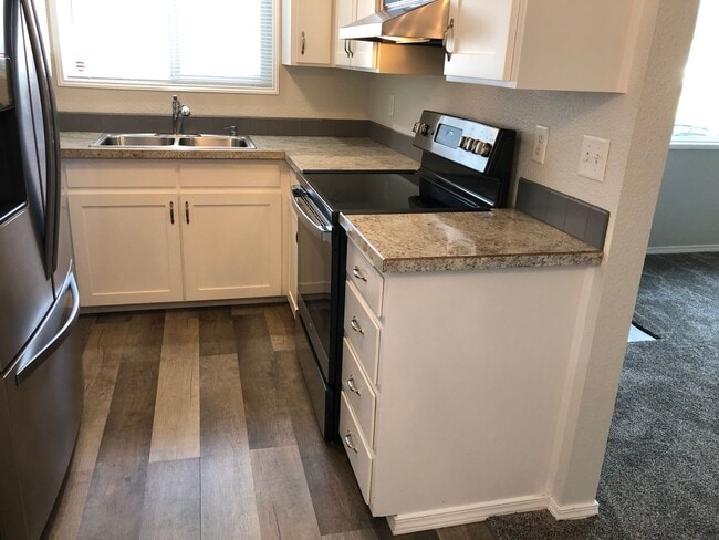 Building Photo - Updated 3 bedroom 1.5 bathroom house in Springfield!