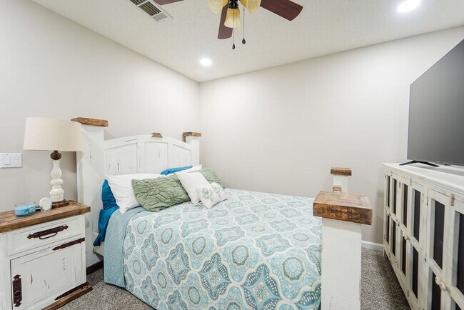 Building Photo - Charming 4 bedroom, 3 bathroom with lots of outdoor living space.