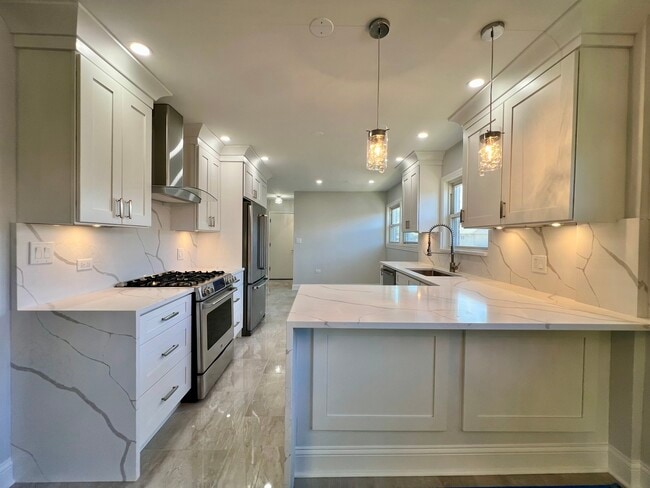 Building Photo - 3335 W Pratt Ave