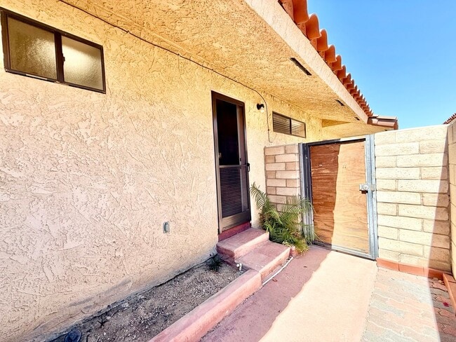 Building Photo - AVAILABLE NOW!! LOVELY 1 Bedroom 1 Bathroom 55+ Apartment in Palm Desert!