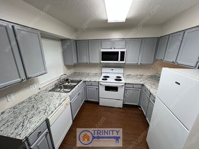 Building Photo - Cute TWO STORY Town Home!