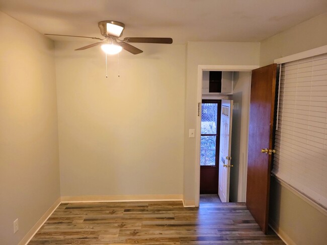 Building Photo - 3 bedroom, 1 bathroom home in College Hill...