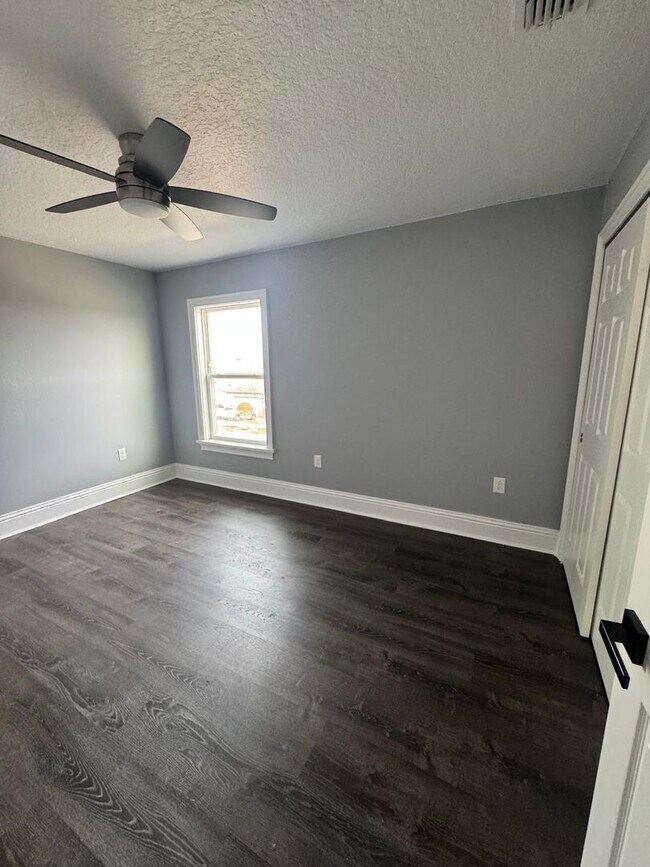 Building Photo - 5/3.5 Groveland Home