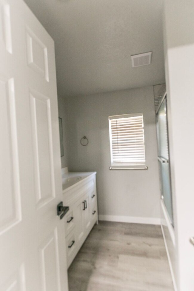 Building Photo - 3 Bedroom 2 Bath NE Salem home is availabl...